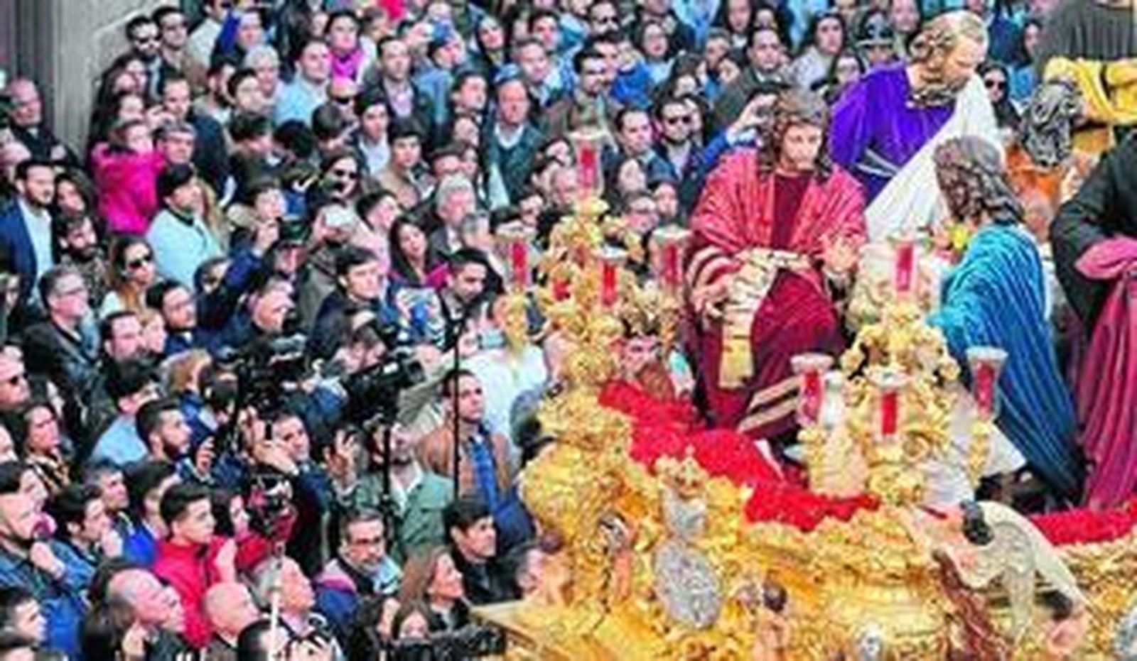 Numeroso público viendo a La Cena, el Lunes Santo, girando de Rafael Rivero hacia Cristina.
