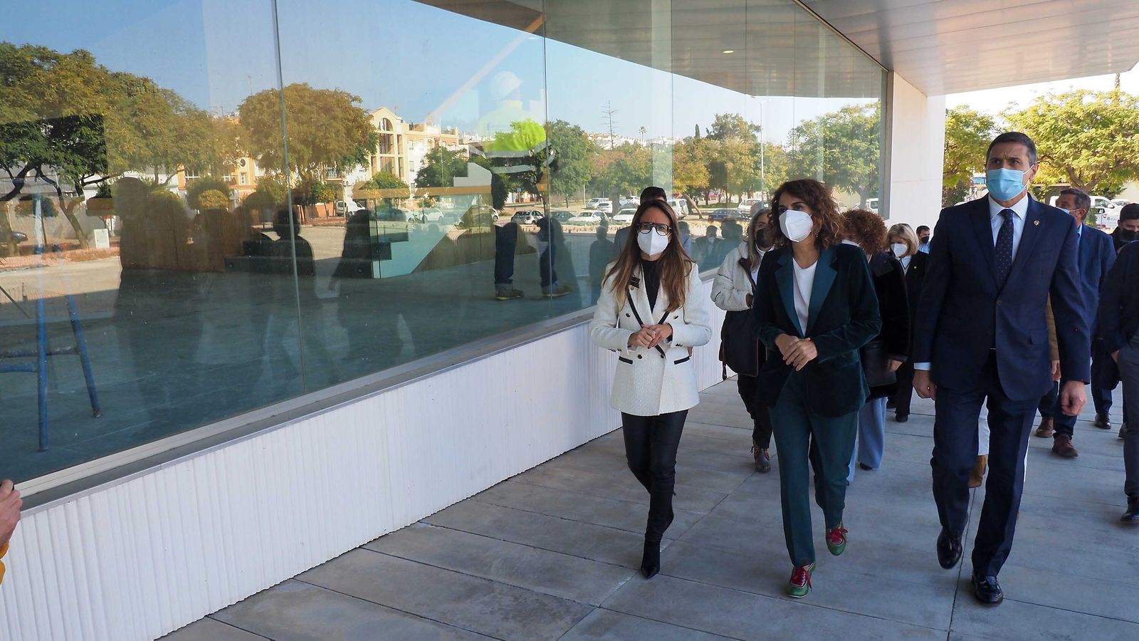 La ministra y el resto de autoridades recorren la rampa de acceso al CECA