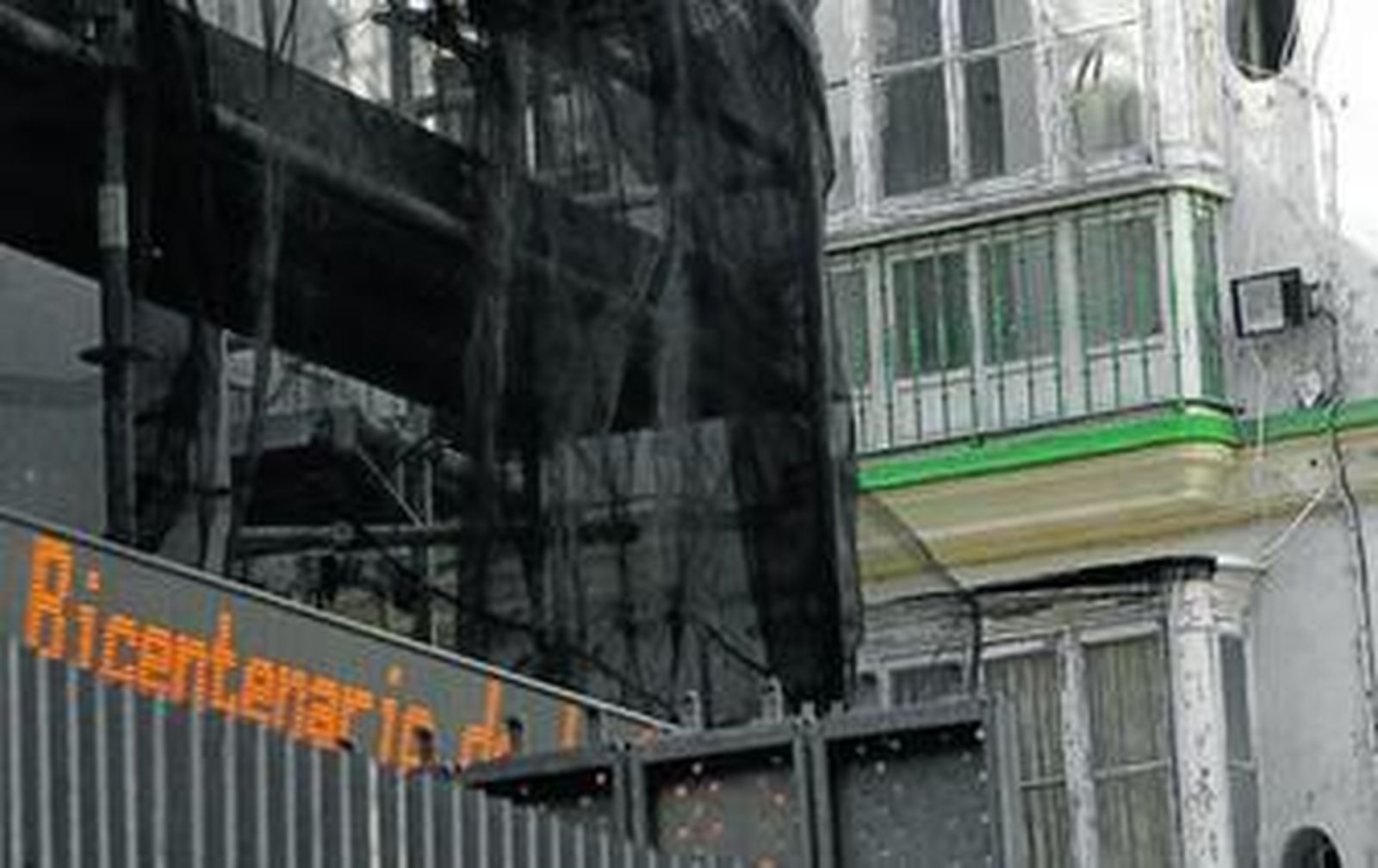 El exterior del Oratorio, con uno de los focos que desde una fachada de la calle San José iluminaban hasta ahora el edificio.