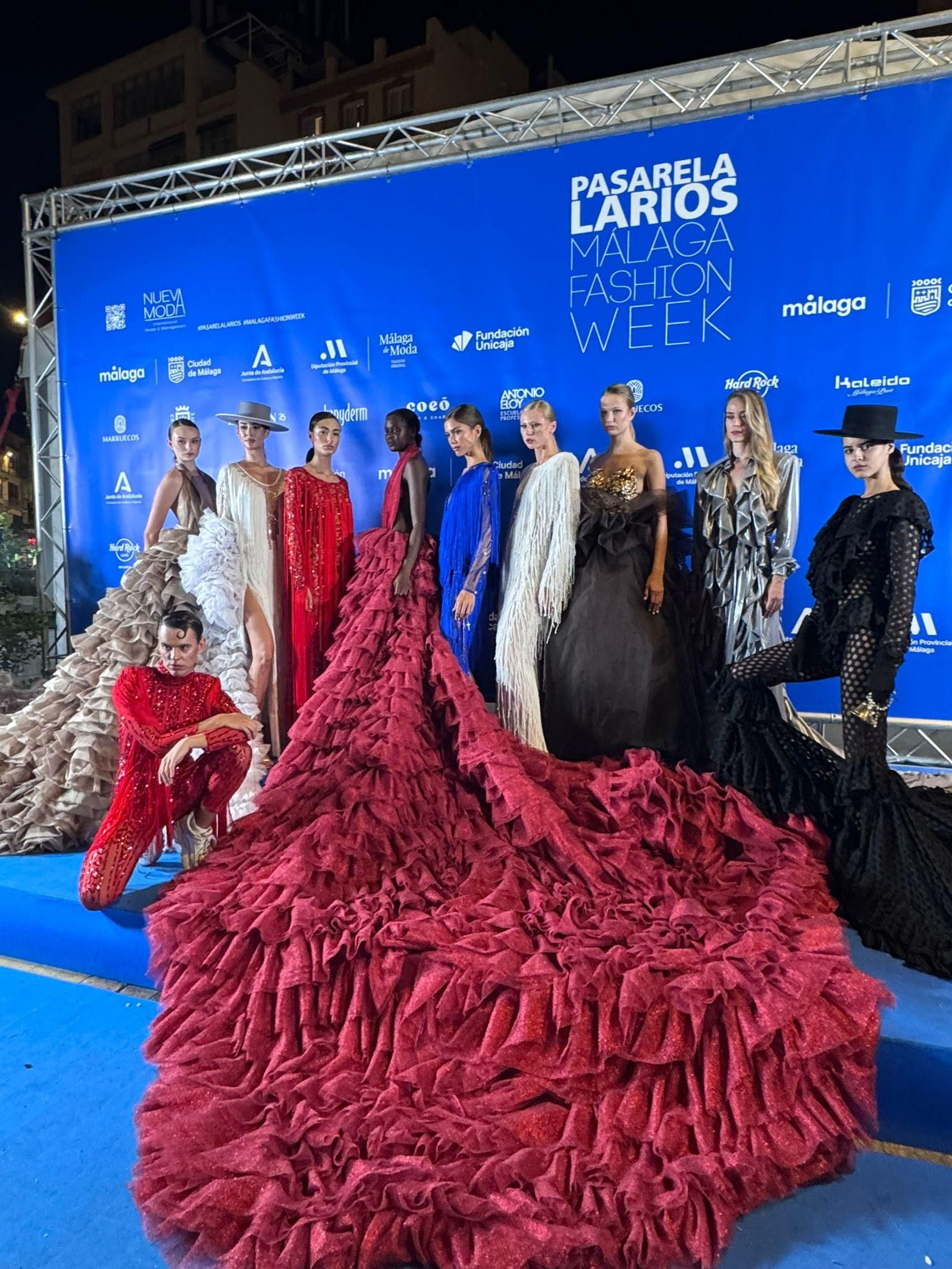 José Perea posa junto a sus modelos en la Pasarela Larios Málaga Fashion Week