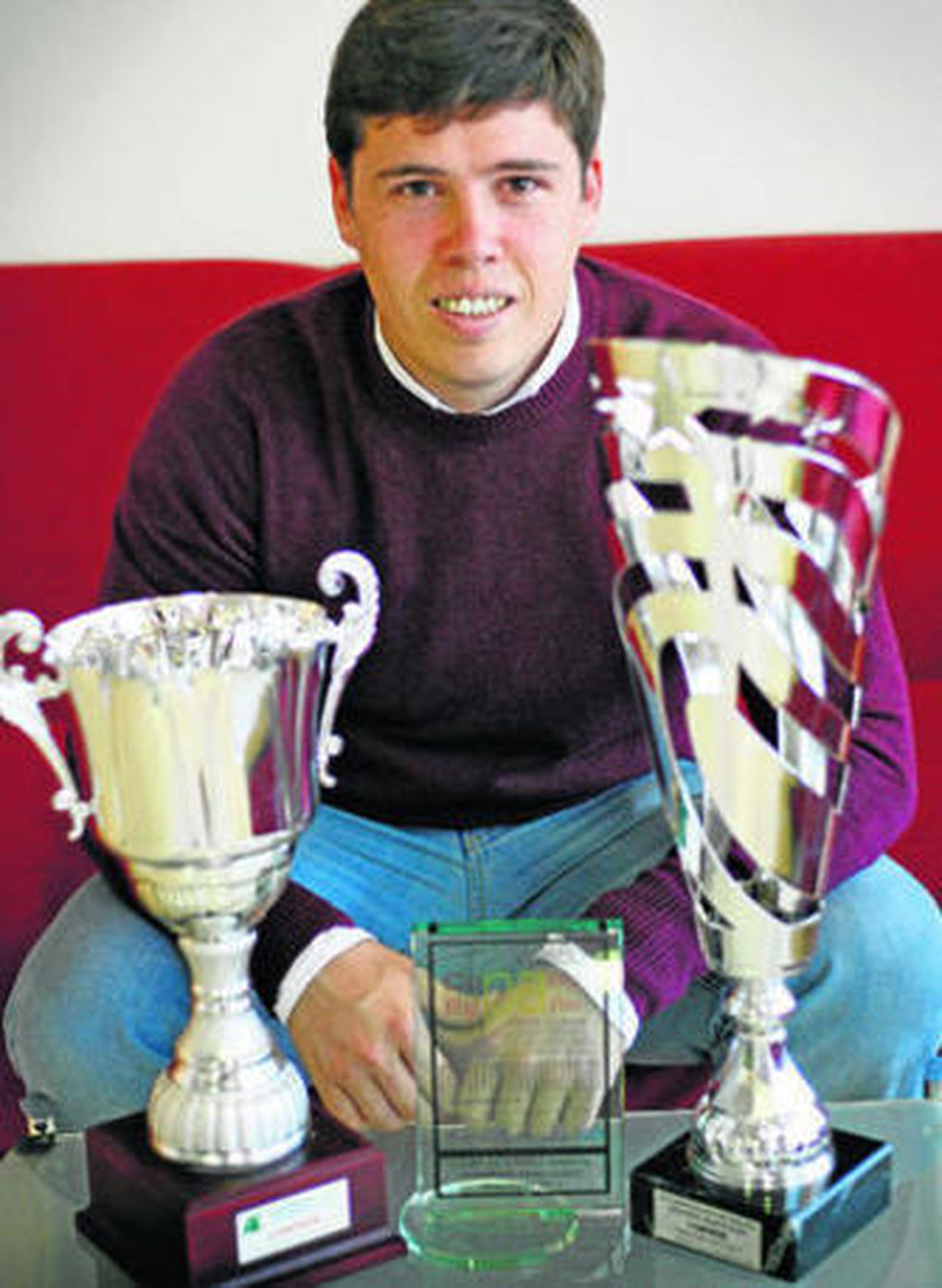 David Sánchez posa con los trofeos conquistados durante la temporada recién finalizada.