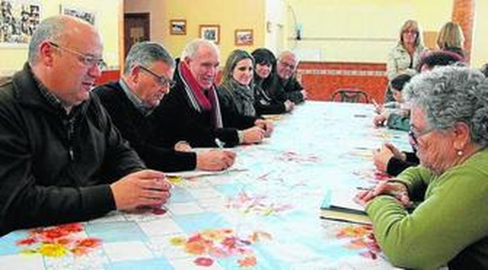 Un momento de la reunión del PSOE con La Juliana.