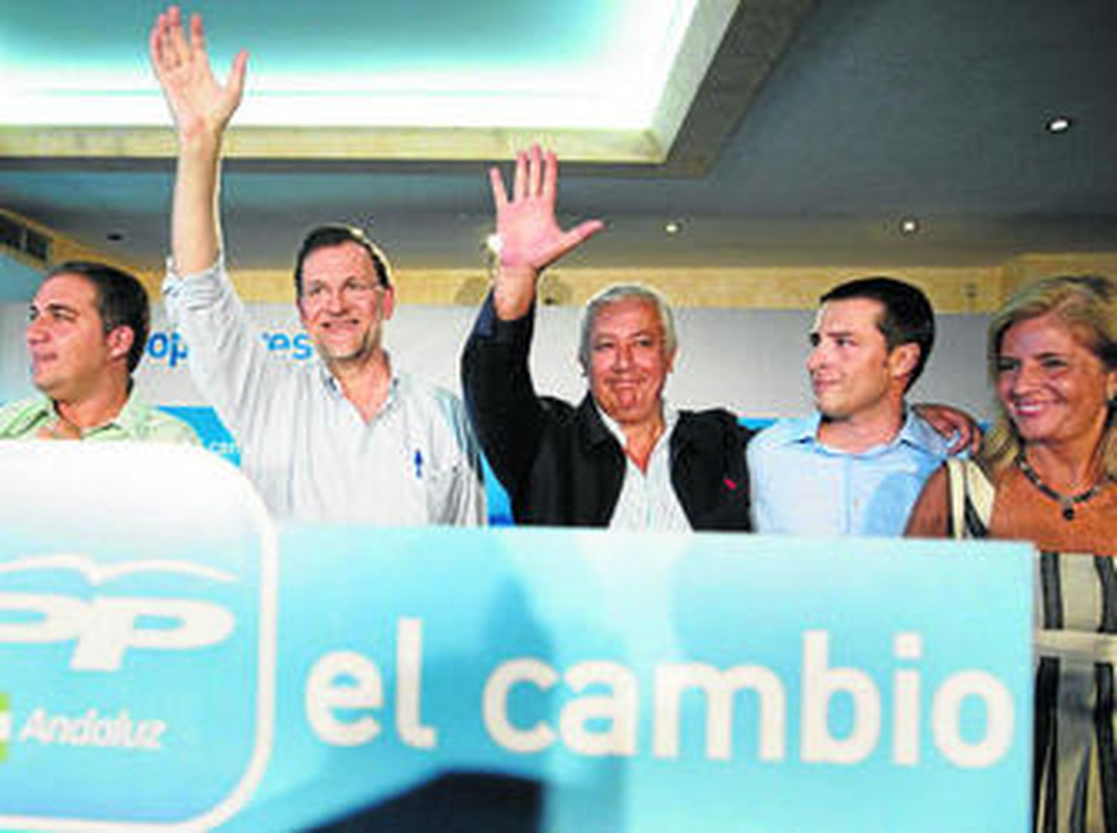 Mariano Rajoy y Javier Arenas, ayer en Torrox, con otros dirigentes del PP-A.