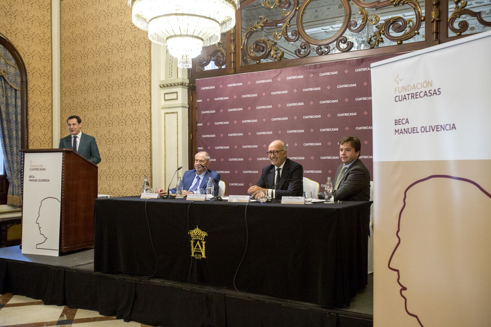 Las imágenes de la entrega de la Beca Manuel Olivencia