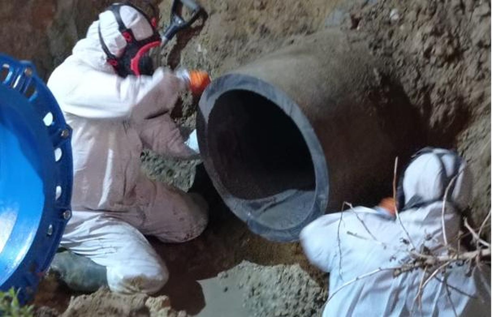 Una imagen de los trabajos de reparación de la tubería.