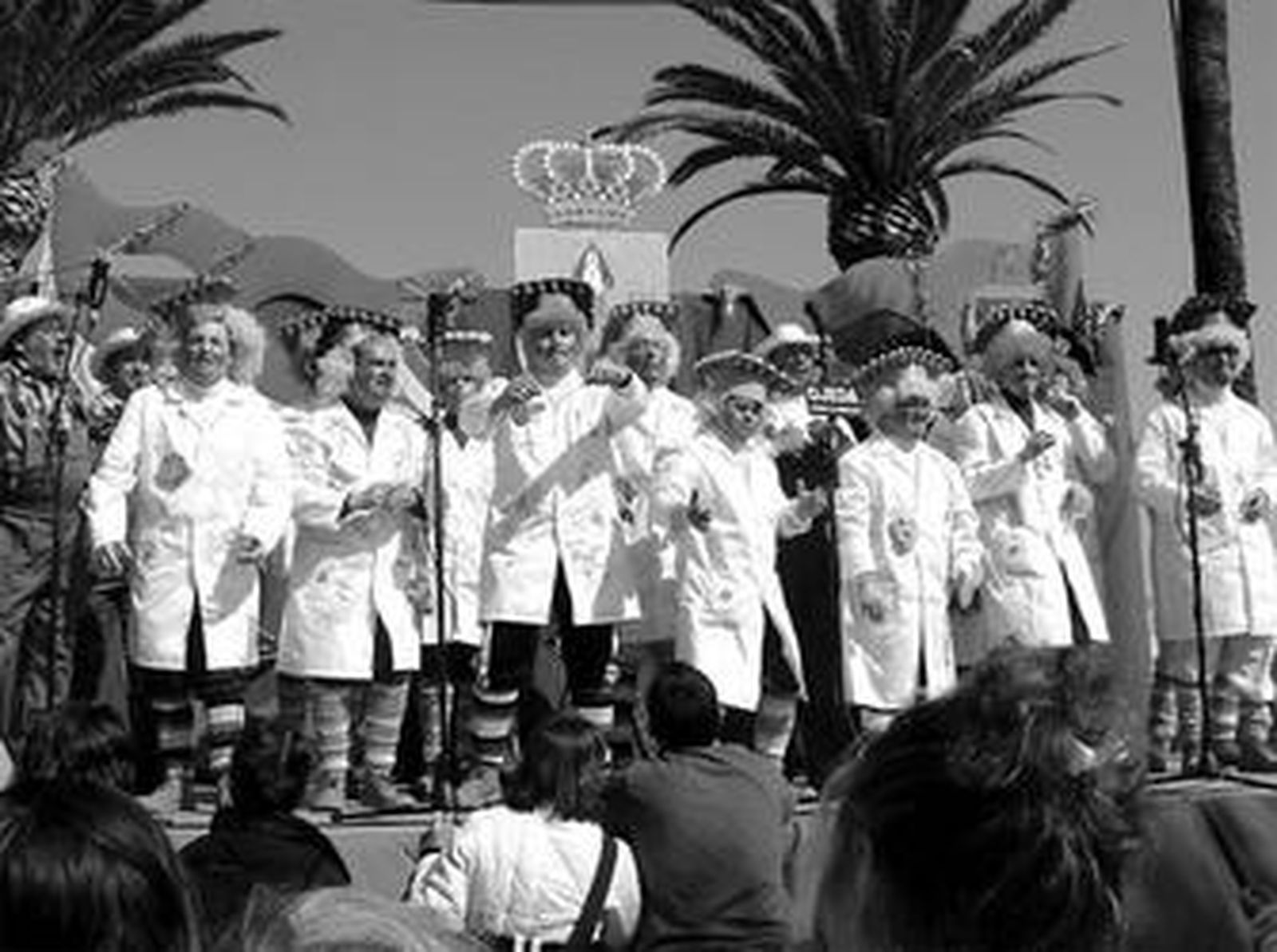 La chirigota 'Los hueveros', durante su debut en la Gran Gañotá este domingo pasado.