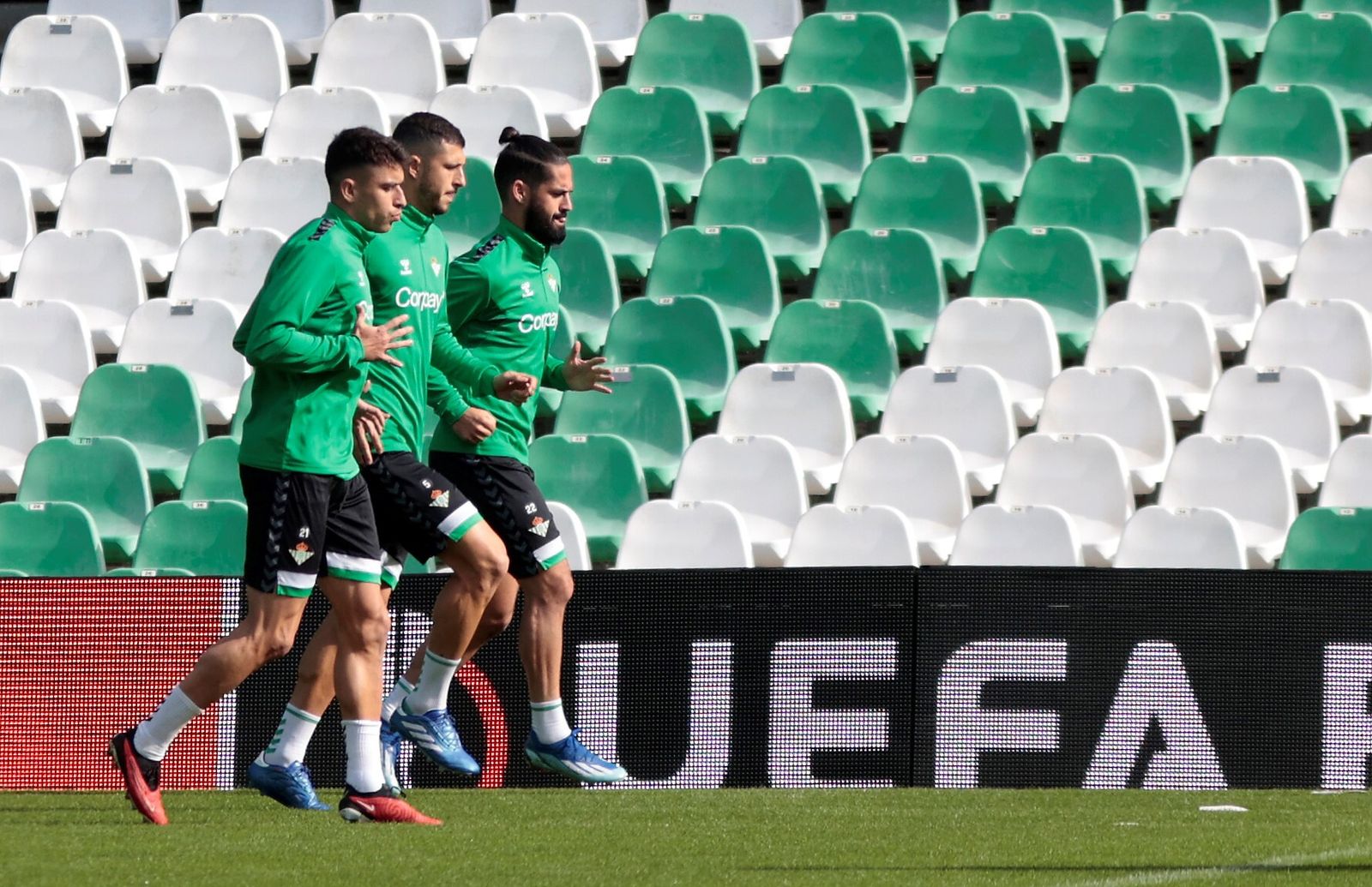 Isco hace carrera continua junto a Guido Rodríguez y Marc Roca.