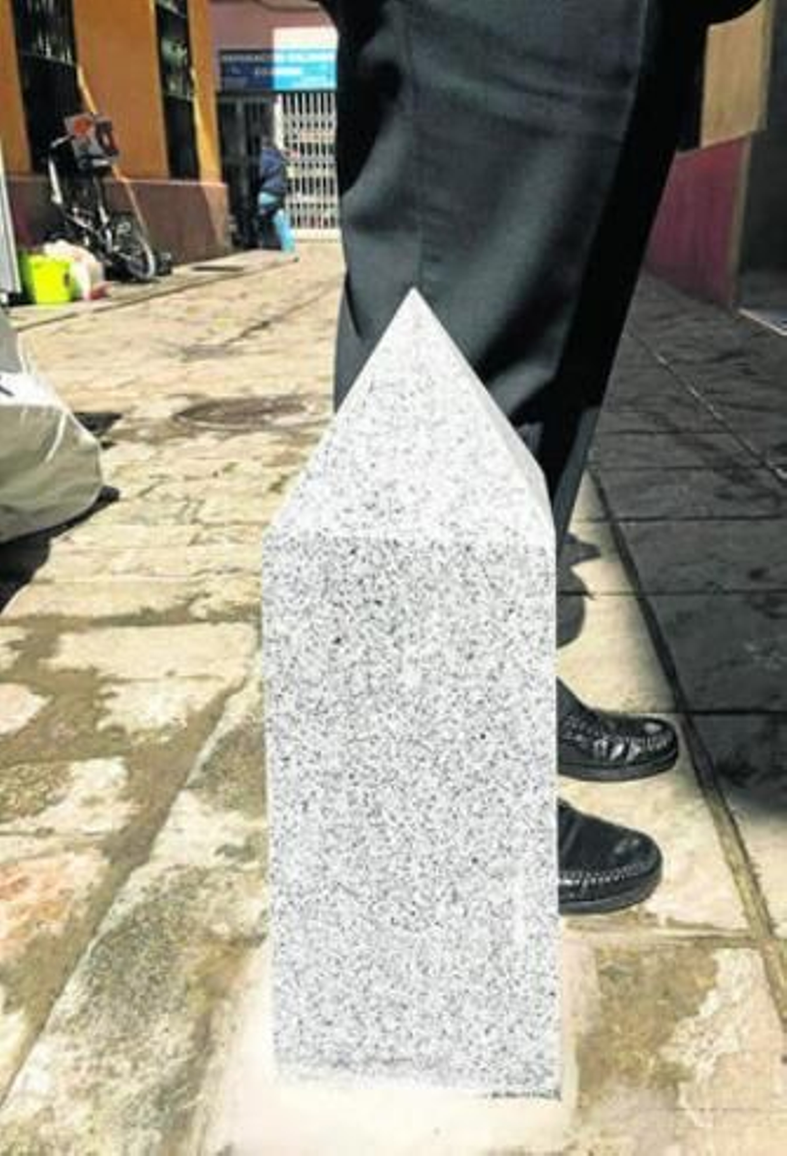 Uno de los bolardos puntiagudos.