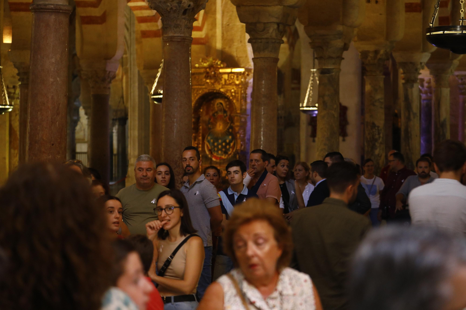 El solemne besamanos de la Virgen de la Paz y Esperanza en la Catedral, en imágenes