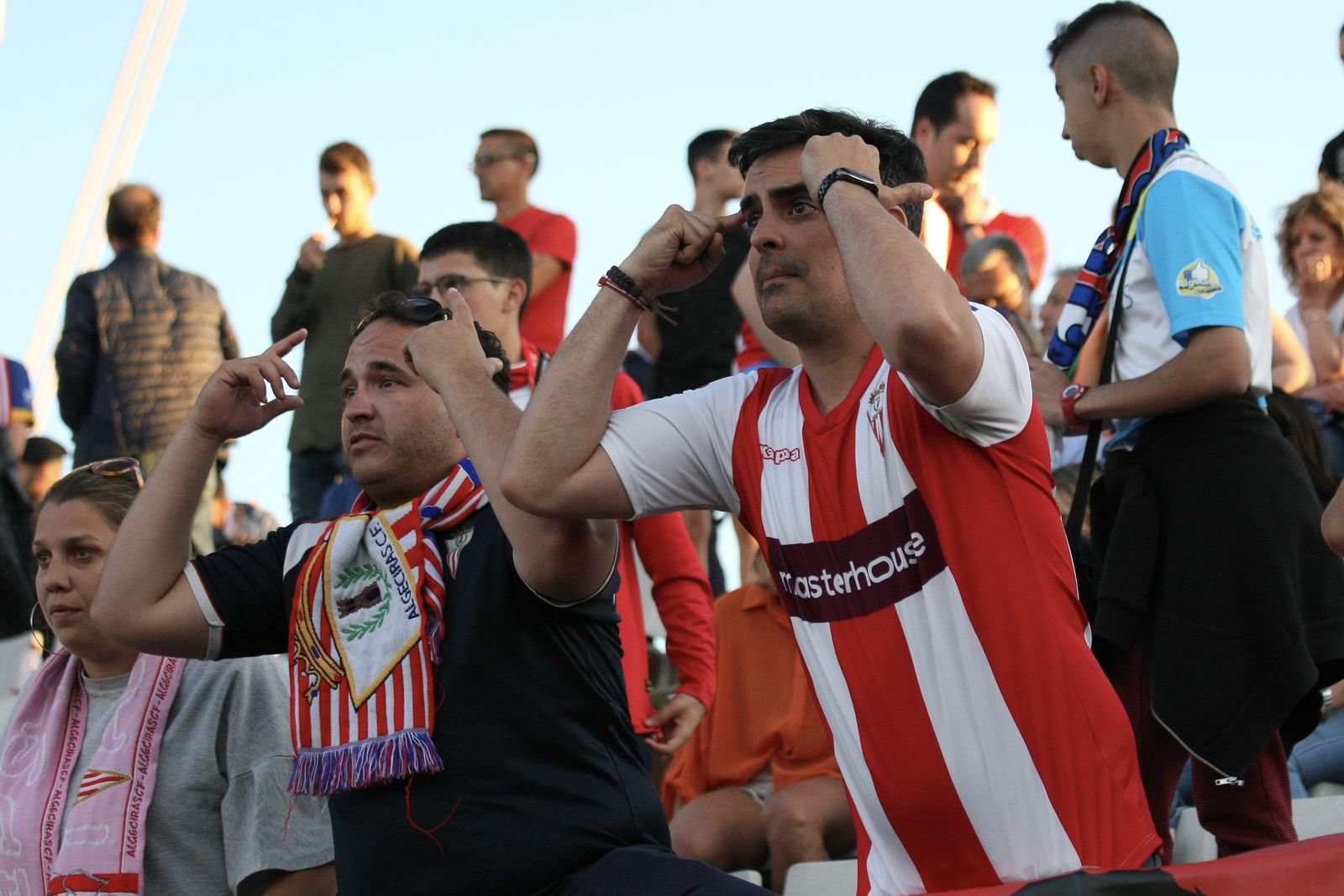 Dos aficionados del Algeciras parecen pedir cabeza en la visita a Hospitalet.