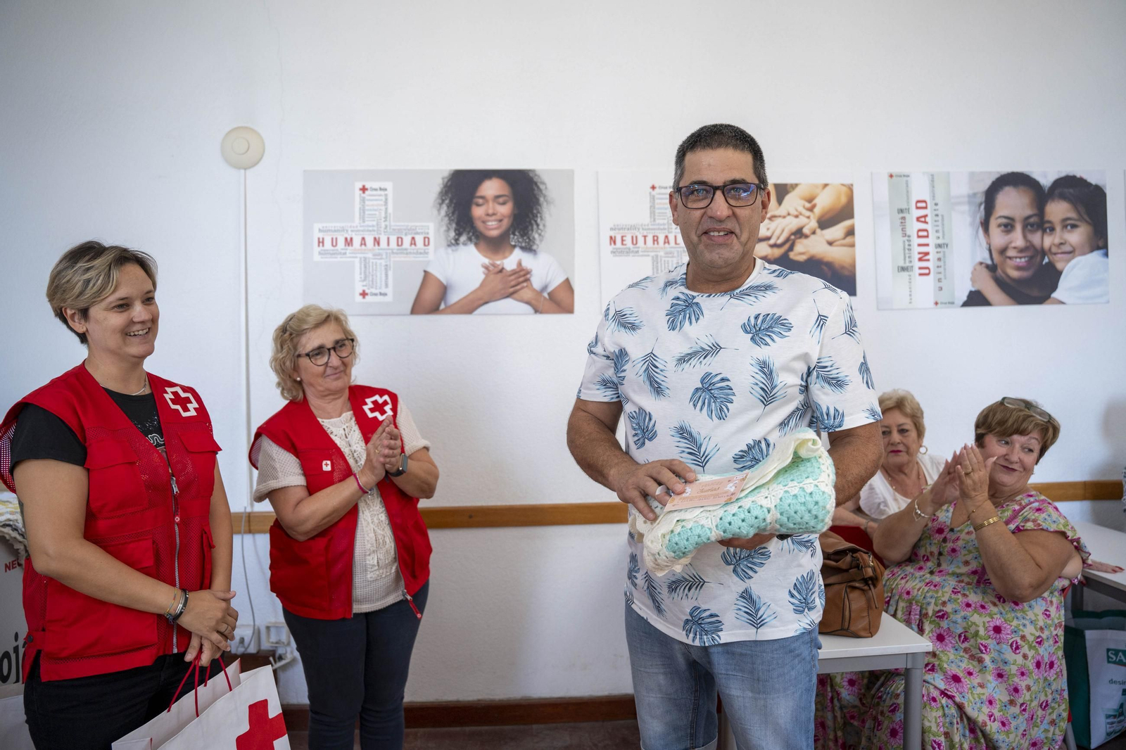 Cruz Roja realiza la entrega de mantitas solidarias a las familias de acogida