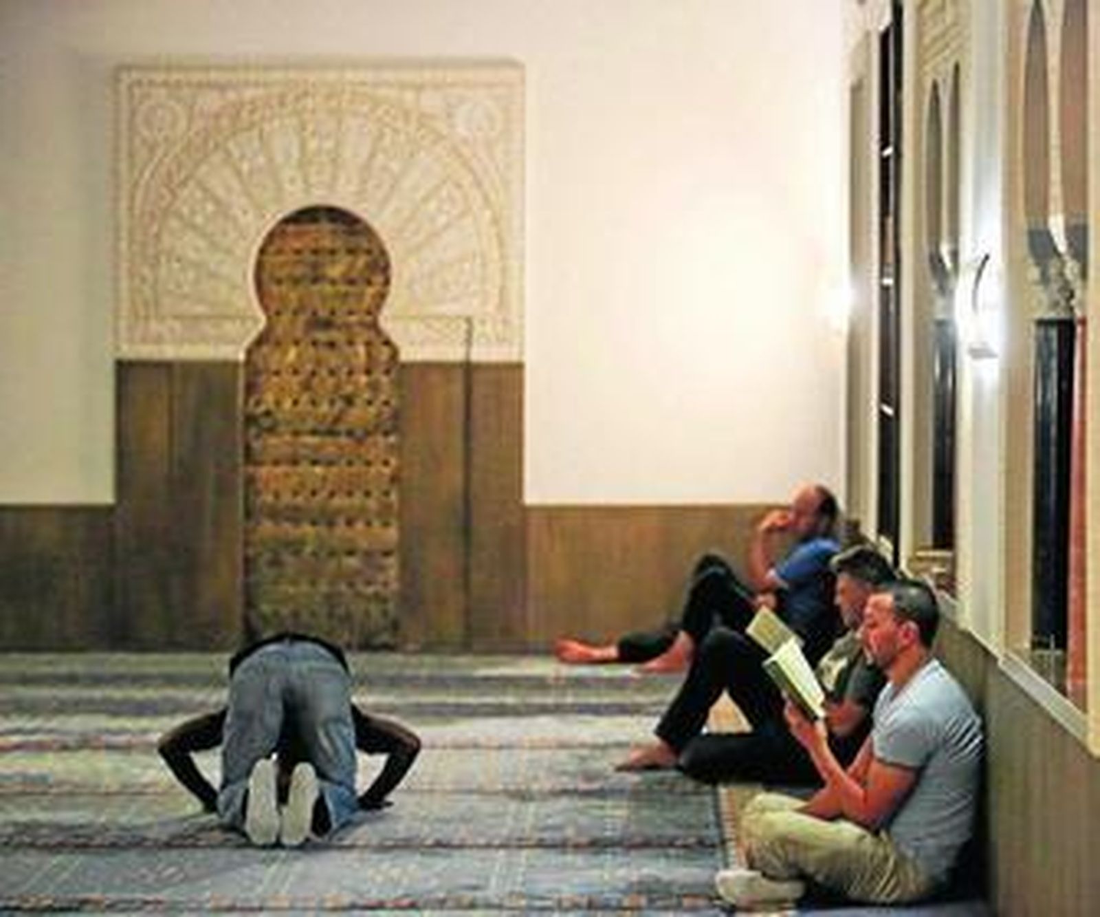 Musulmanes durante el primer día de Ramadán en la sala de los rezos.