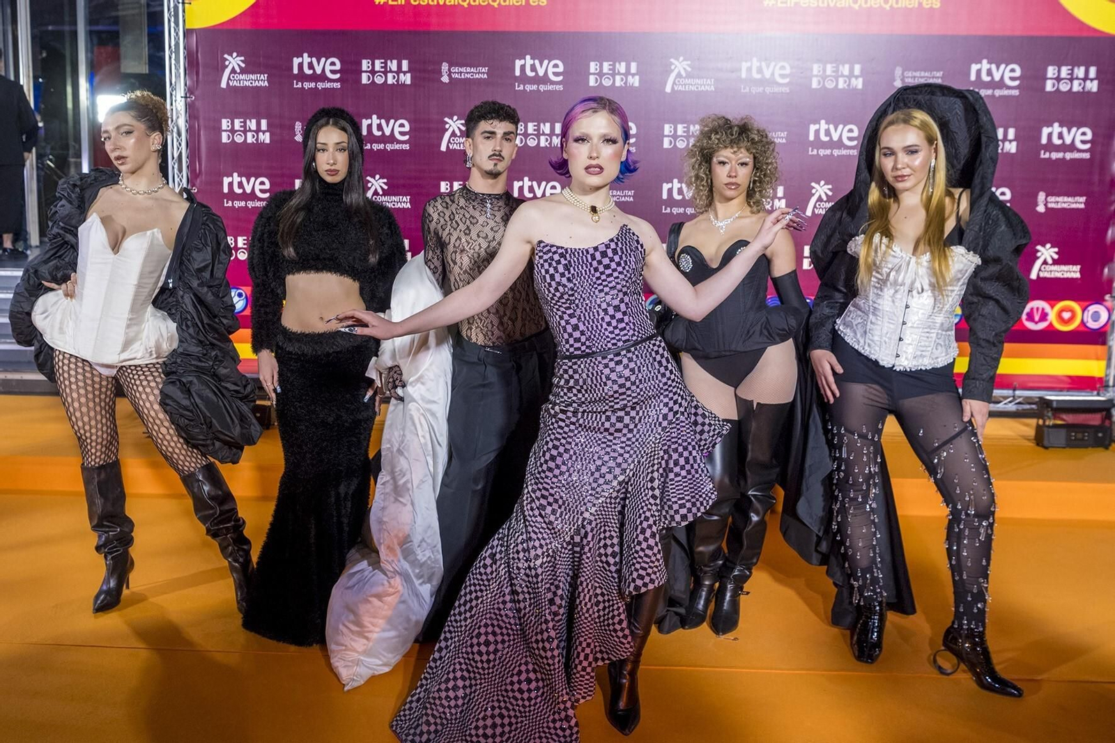 Sofia Coll con su cuerpo de baile para 'Here to stay' en la fiesta de apertura del Benidorm Fest