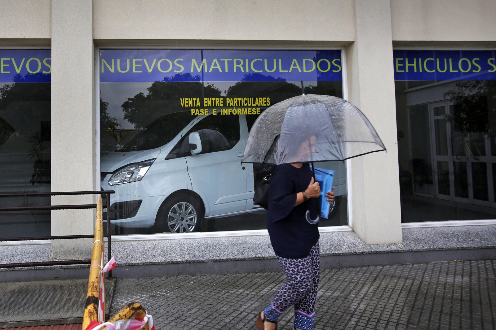 Escaparate de un concesionario de la capital gaditana, el pasado agosto.