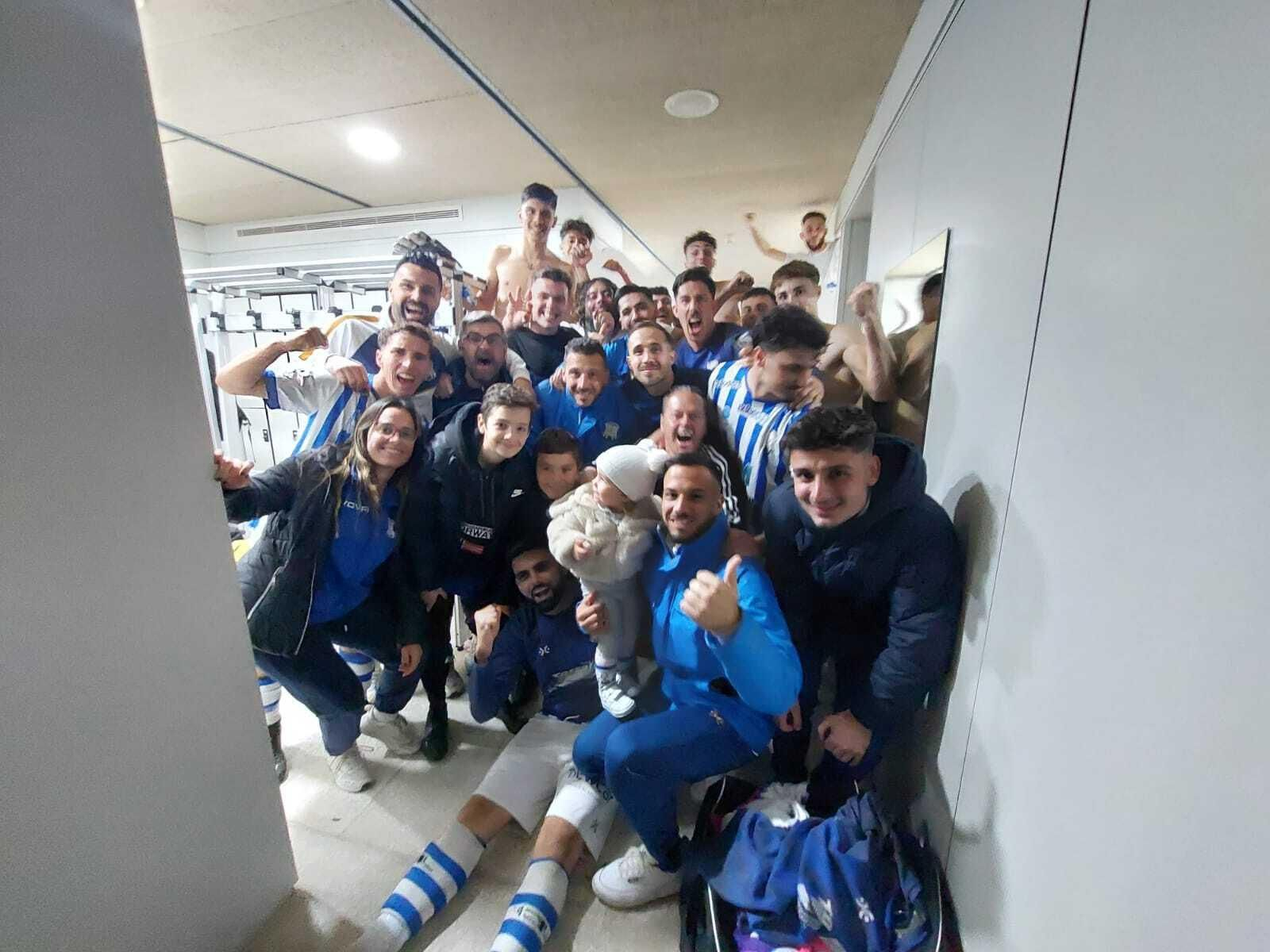 Los jugadores del Jerez Industrial celebran el triunfo ante el Arcos.