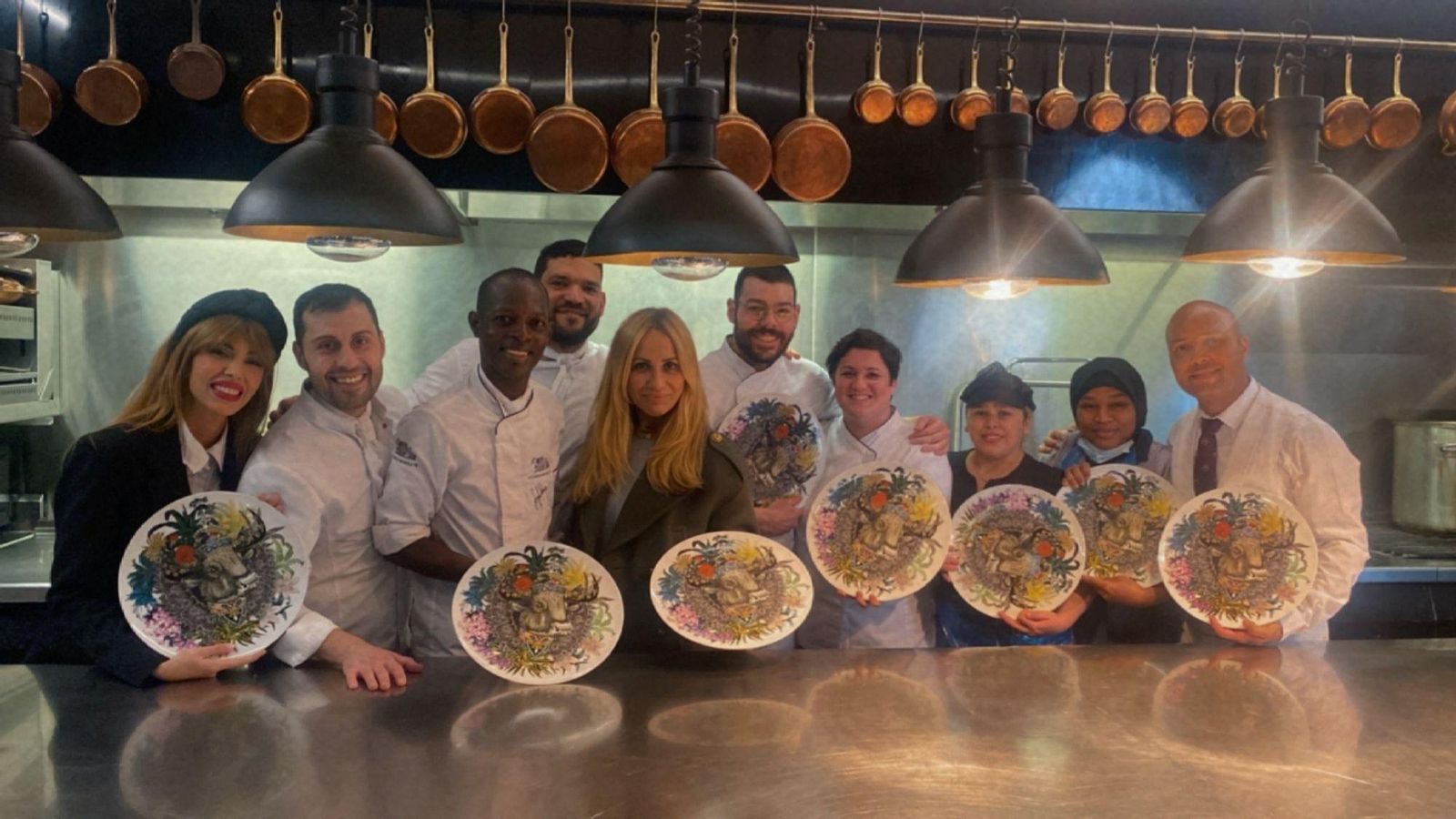 Marta Sánchez no dejó pasar la oportunidad de conocer al equipo de La Casa de Manolete Bistró