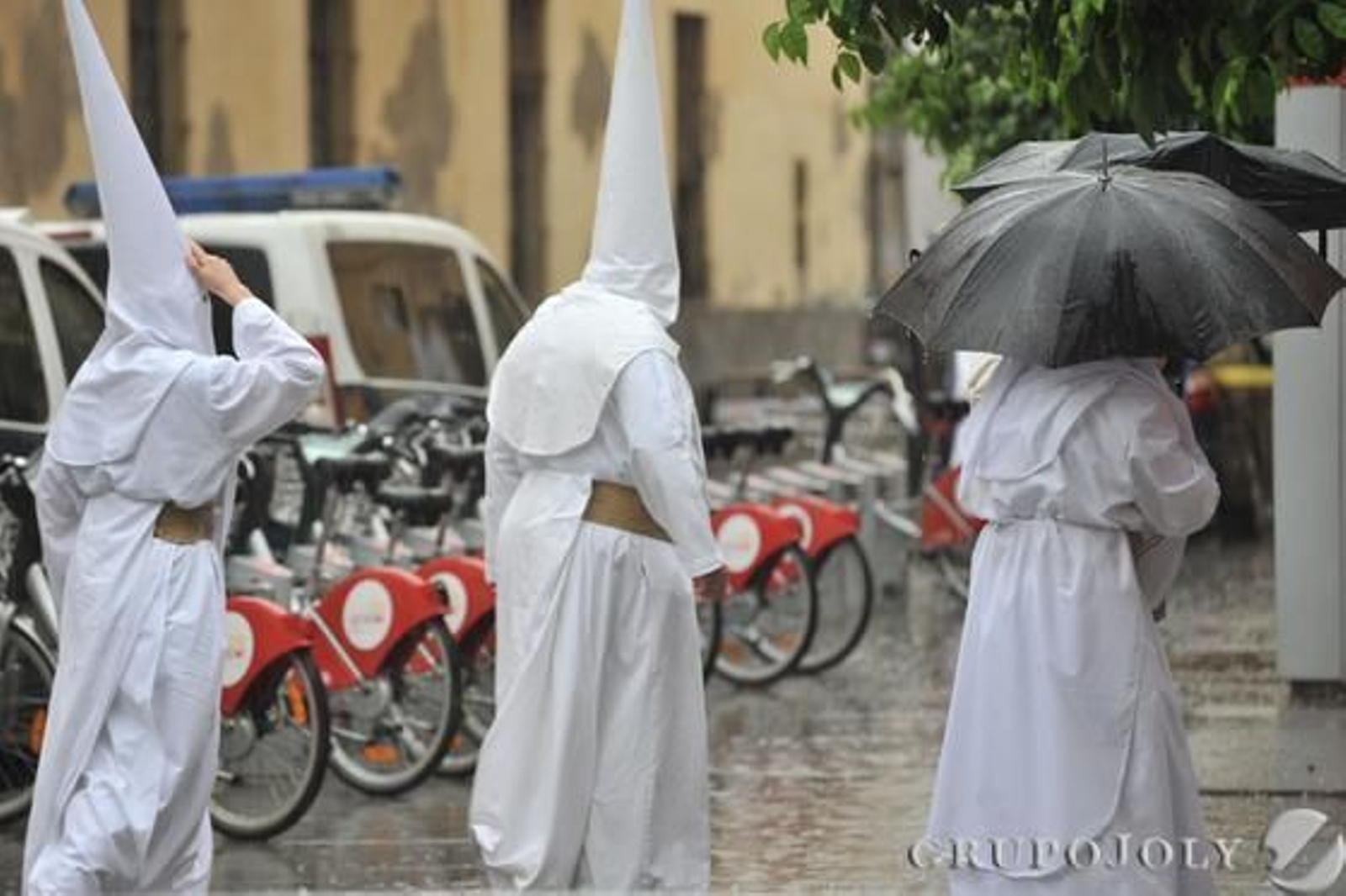 Nazarenos de la Hermandad del Dulce Nombre llegan a San Lorenzo con paraguas.

Foto: Juan Carlos Vazquez