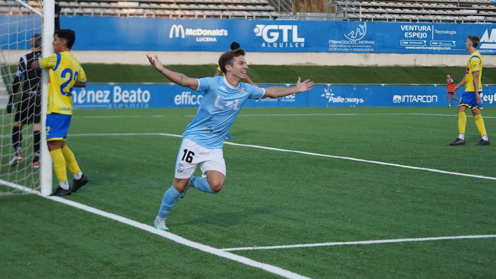 Álex Bonilla, jugador del Ciudad de Lucena, celebra su gol ante el Coria.