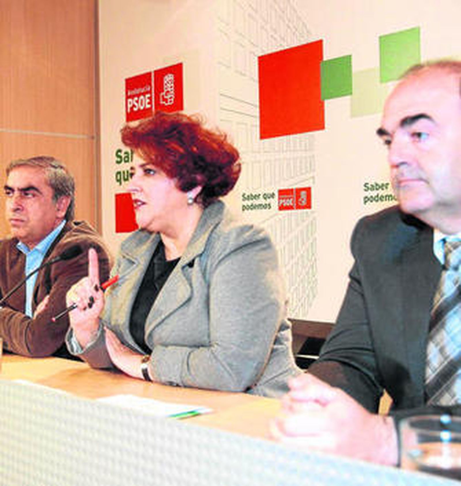 Teresa Jiménez, entre Martínez Olmos y Juan Manuel Fernández, en la rueda de prensa de ayer.