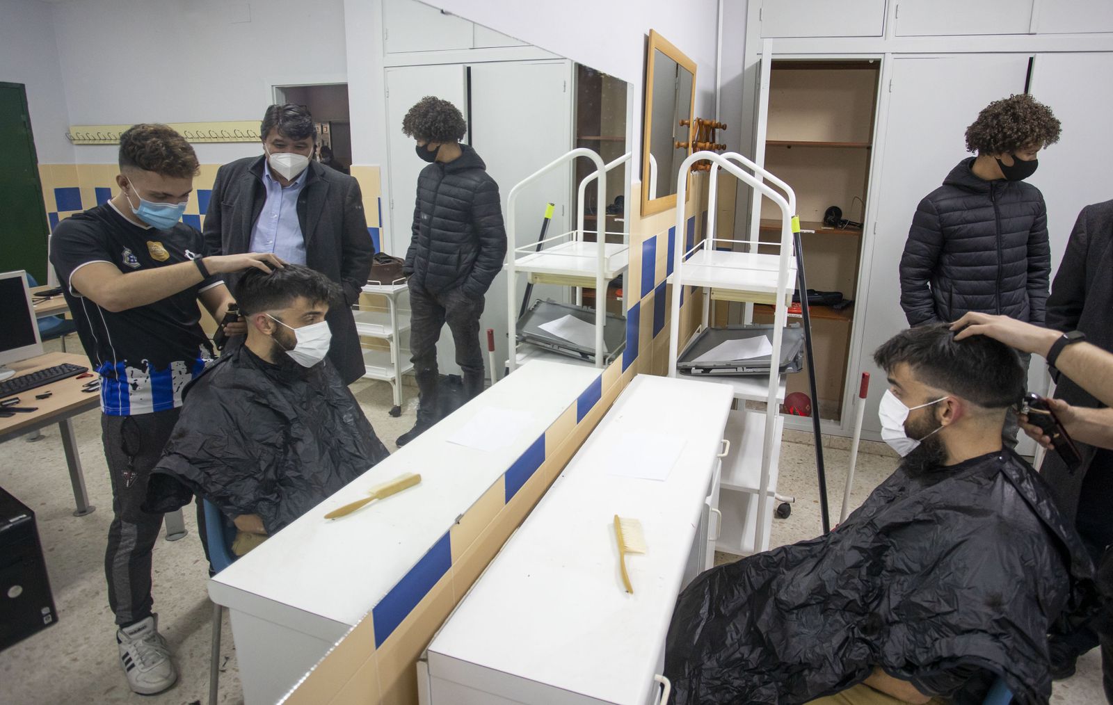 El alcalde, durante su visita a Aguavive para seguir el trabajo con jóvenes.