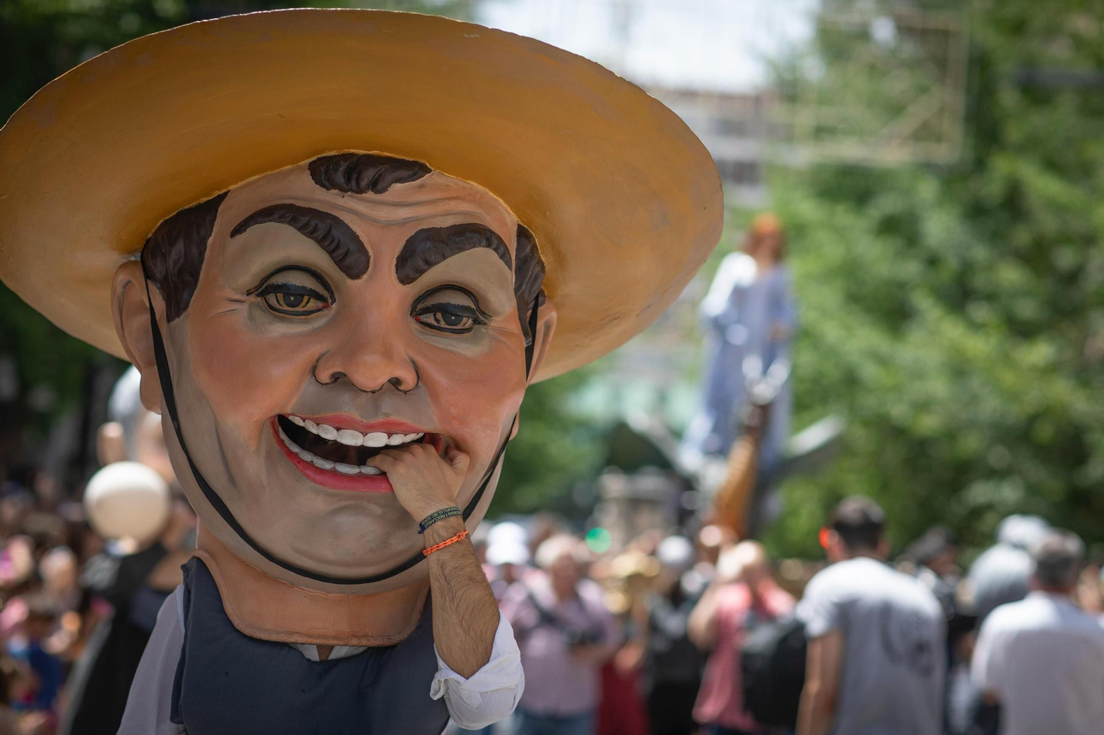Las mejores imágenes del recorrido de la Tarasca por las calles de Granada
