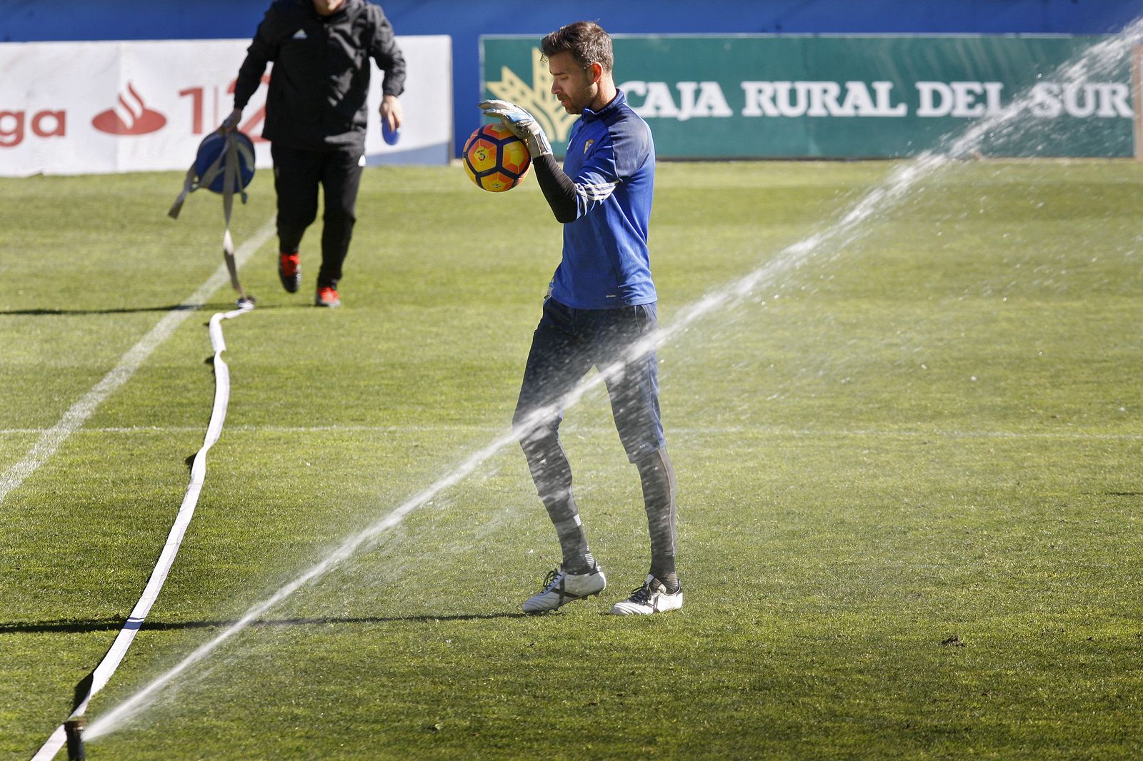Cifuentes bota el balón durante un entrenamiento.