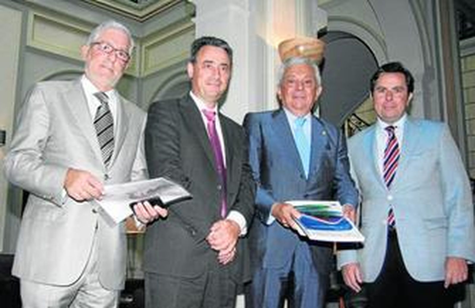 El delegado de Turismo de la Junta (Francisco Obregón) y el presidente de la Cámara (Francisco Herrero) con el delegado del grupo GDT.