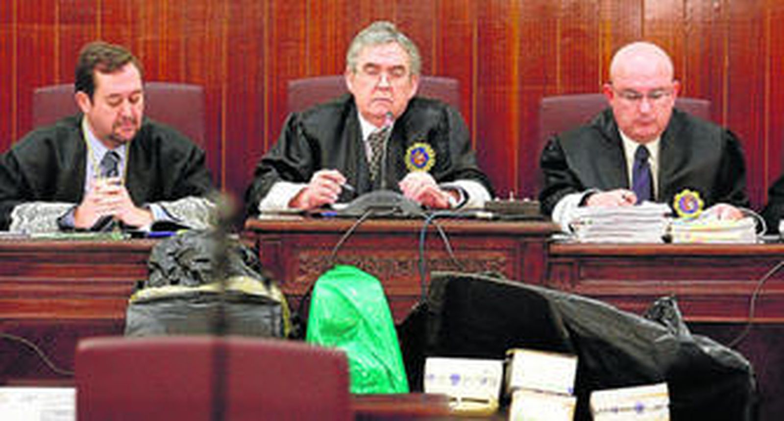 Los magistrados Antonio Pontón, José María Méndez y Luis García-Valdecasas, en un momento del juicio.