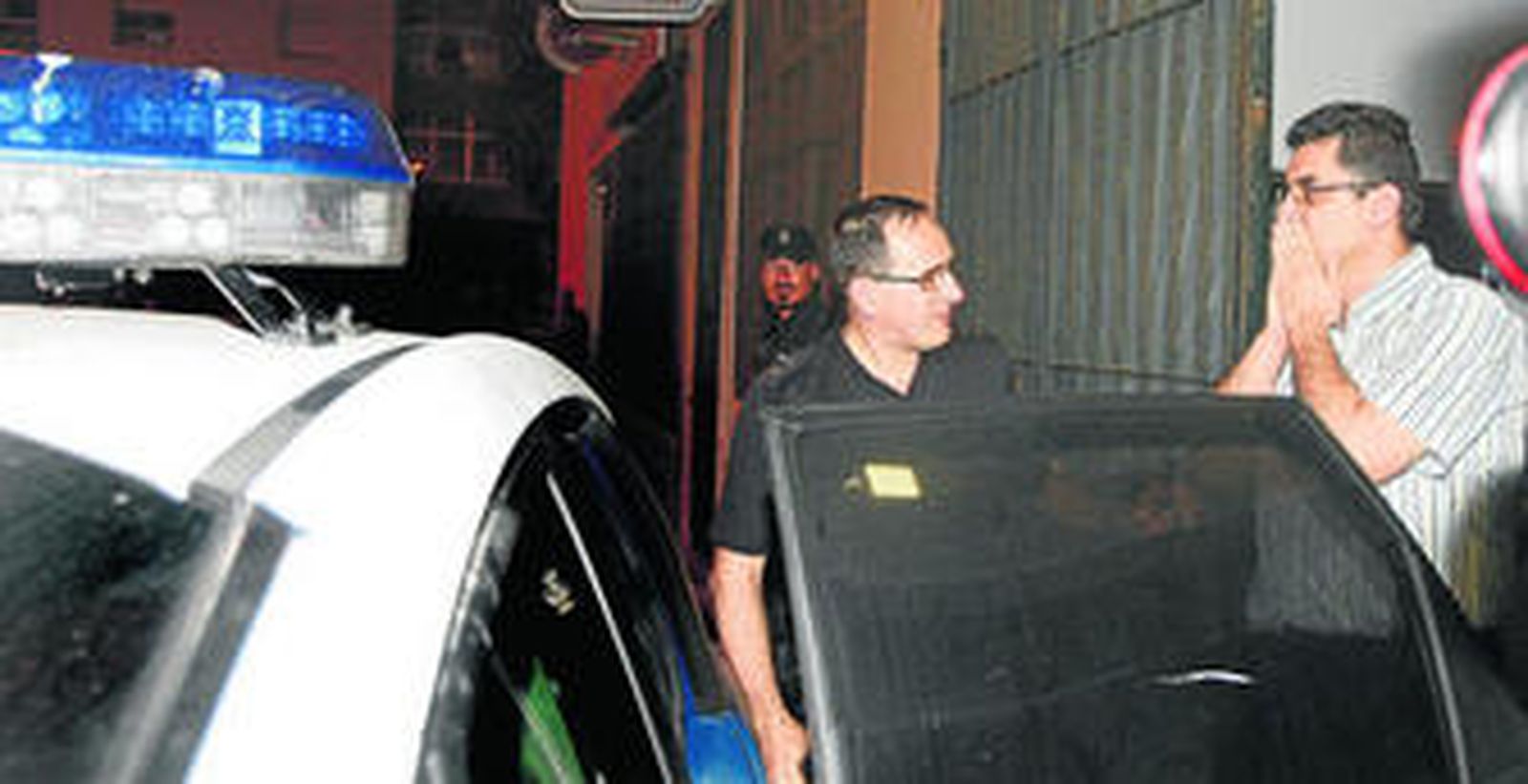 Javier López Luna lanza un beso a las personas que le expresaron su apoyo cuando, sin esposas, se dirige al furgón policial sabiendo que había sido enviado a prisión.