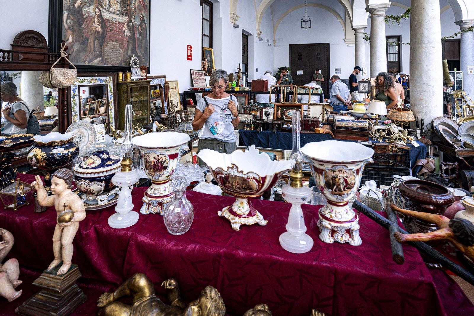 Imágenes del curioso mercadillo de antigüedades en el convento de Santo Domingo en Cádiz