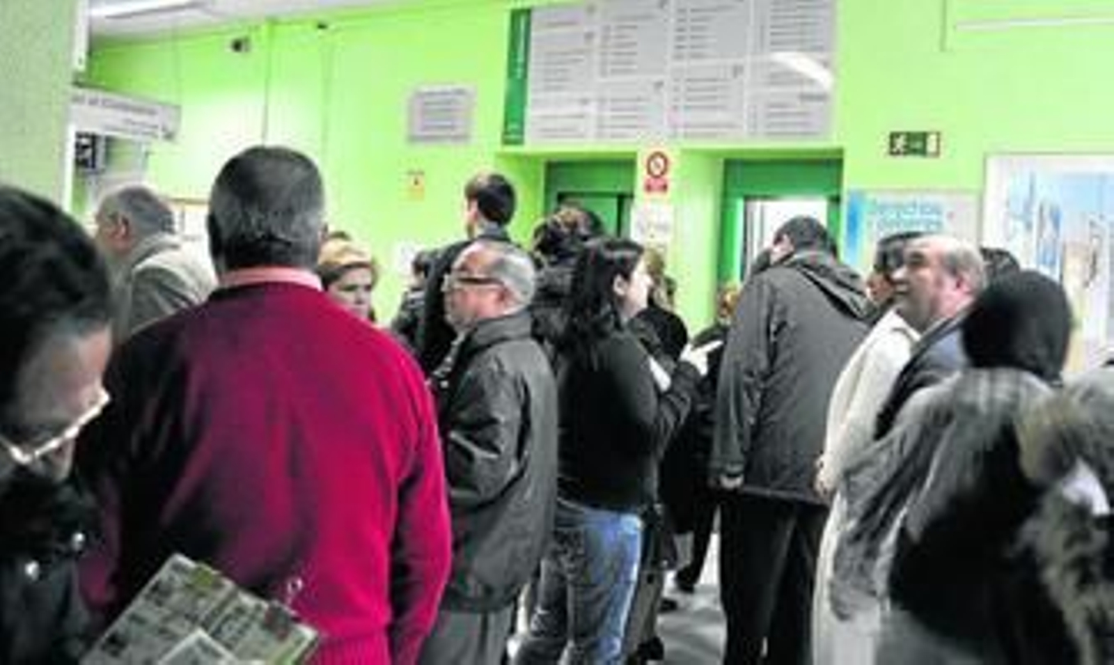 Imagen que presentaba ayer la entrada del centro de salud, atestada de usuarios.