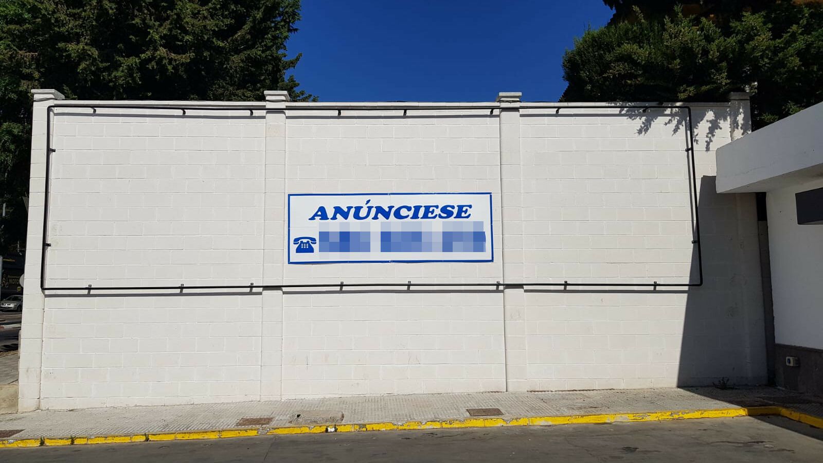 El cartel que se ha encontrado el artista en su casa.