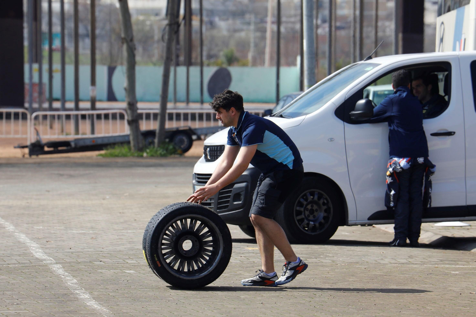 Rallye Sierra Morena 2023: Los pilotos ya preparan sus vehículos en El Arenal