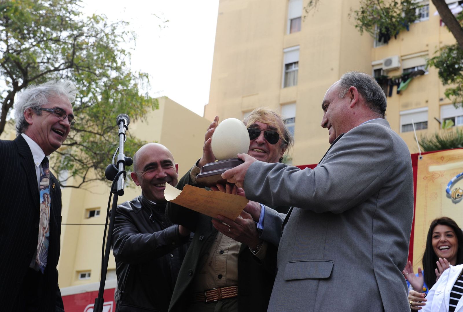 Pepe Oneto, homenajeado por la peña Los Pollitos en los Carnavales de San Fernando en 2011