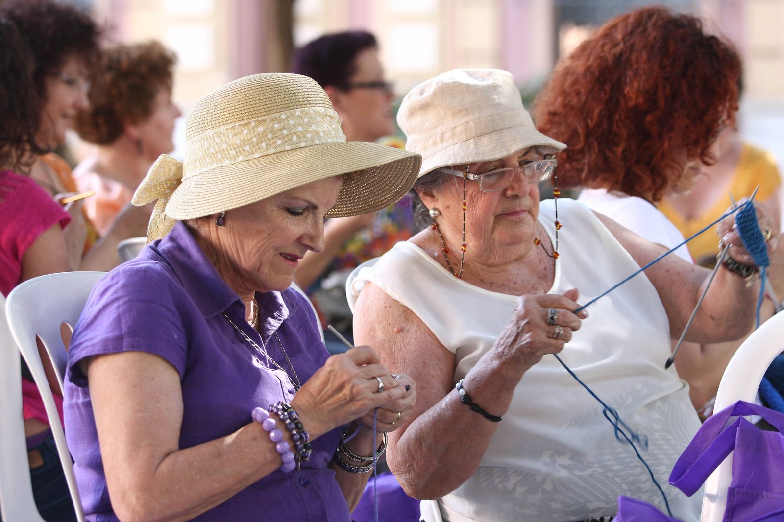 Piden la colaboración ciudadadana para crear un gran mural en Huelva a base de flores tejidas a mano