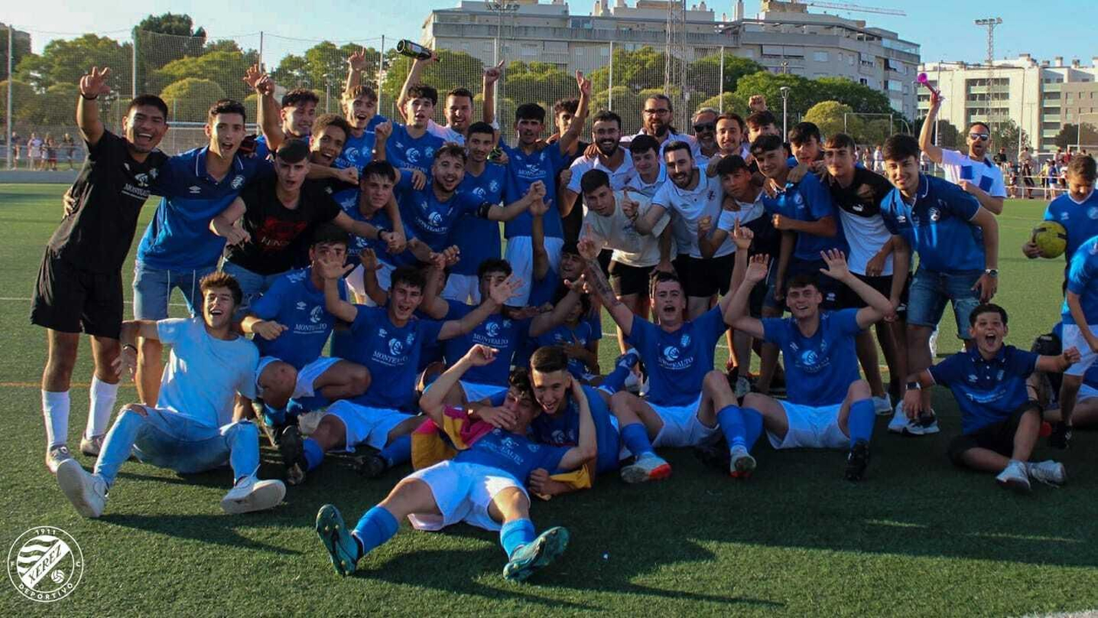 Técnicos y jugadores del Xerez DFC juvenil celebran el ascenso en La Granja.