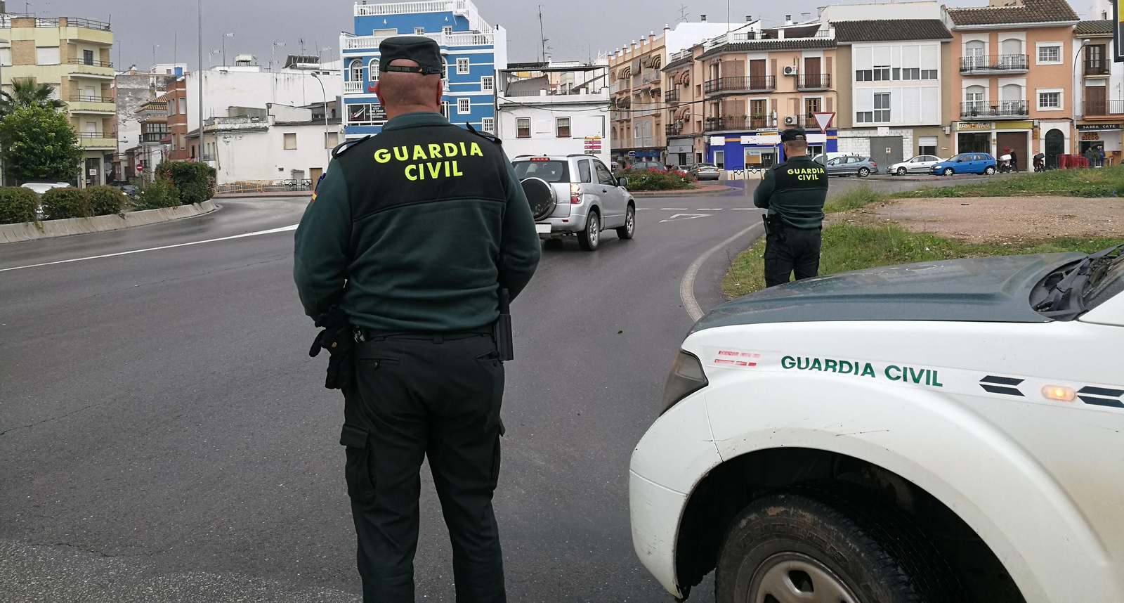 Patrulla de la Guardia Civil en Puente Genil.