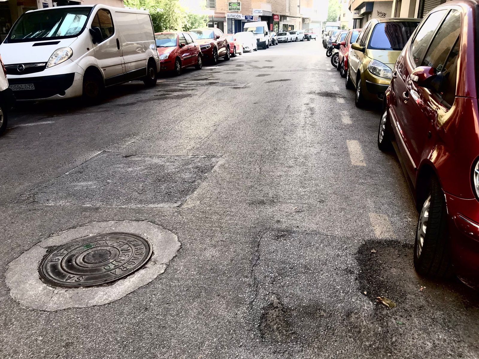 Aspecto de la vía, con socavones y parches.