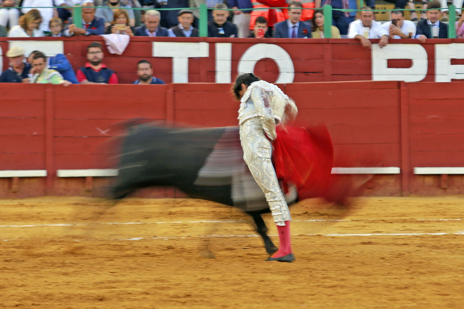 Imágenes de la faena de "El Fandi", Manzanares y Roca Rey en el coso jerezano