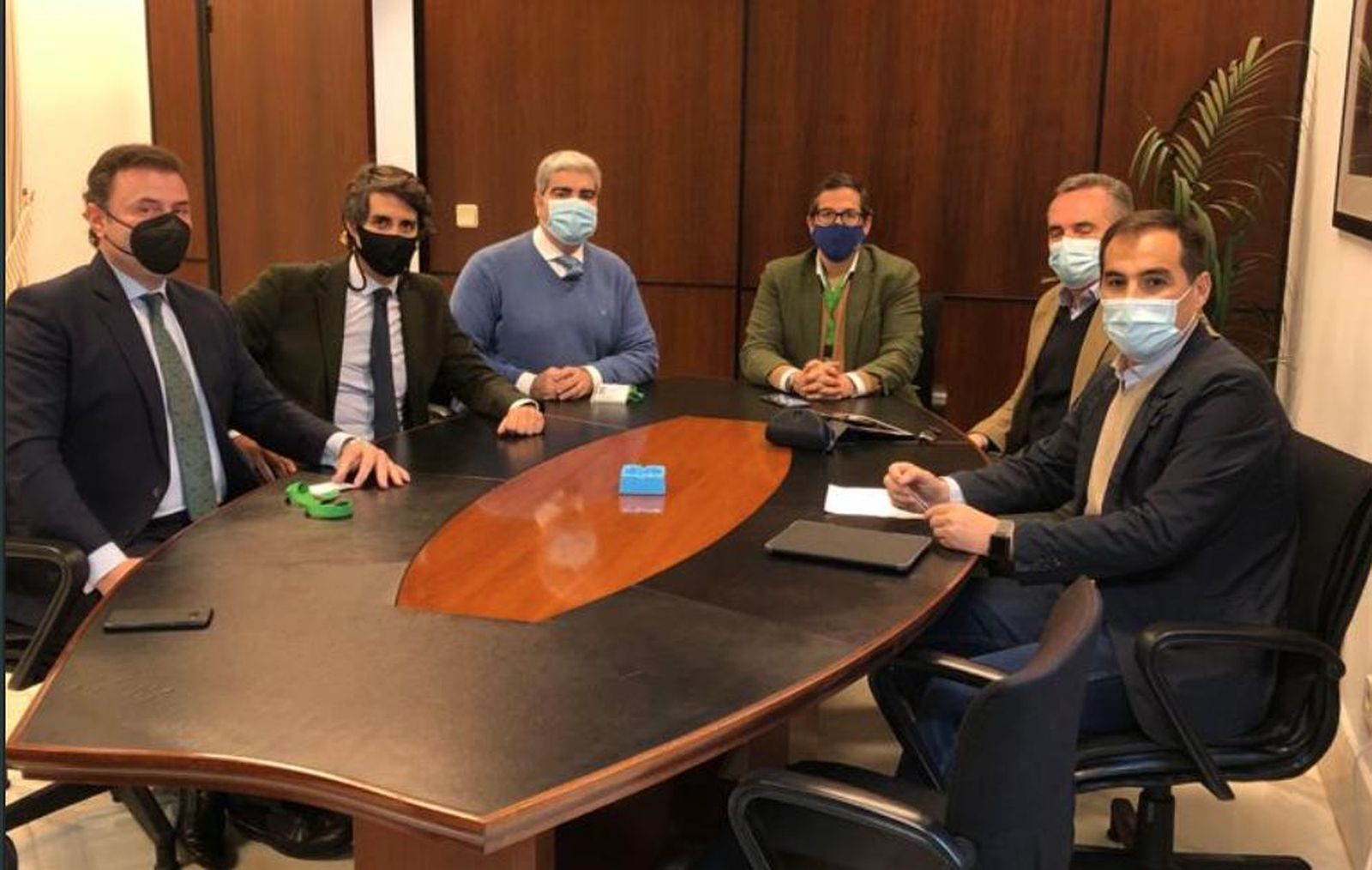 Miembros de la junta directiva junto al portavoz del PP en el Parlamento Andaluz.