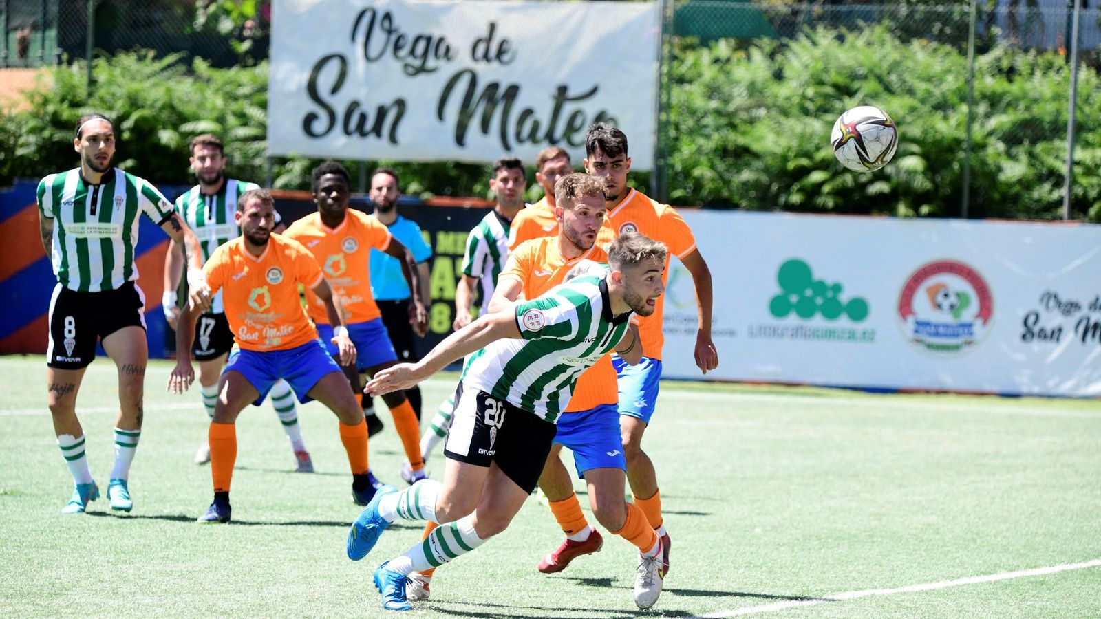 Casas, delantero del Córdoba CF, intenta cabecear el balón en el área del Panadería Pulido. Casas, delantero del Córdoba CF, intenta cabecear el balón en el área del Panadería Pulido.