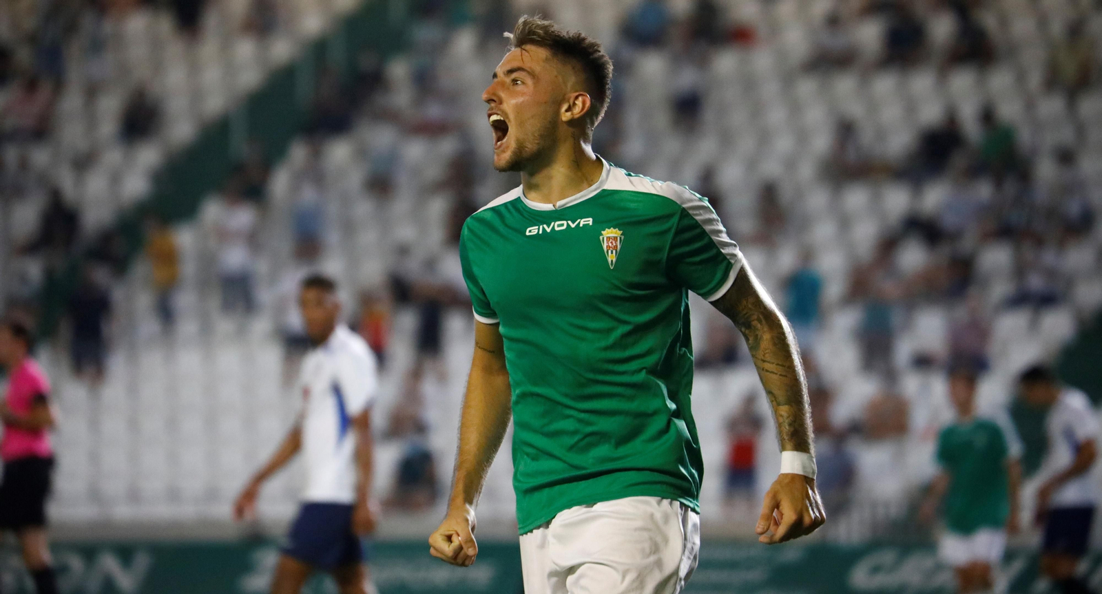 Antonio Casas celebra su tercer gol ante el Rayo Majadahonda, su primer triplete con el Córdoba CF.