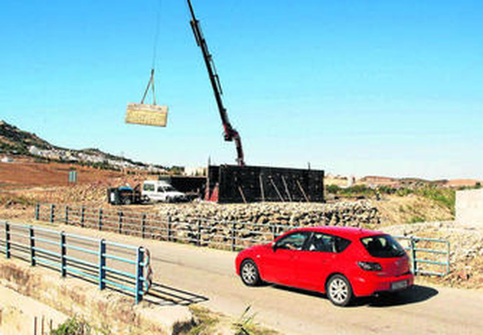 Una imagen de archivo de los trabajos de elevación de este puente, en 2011.