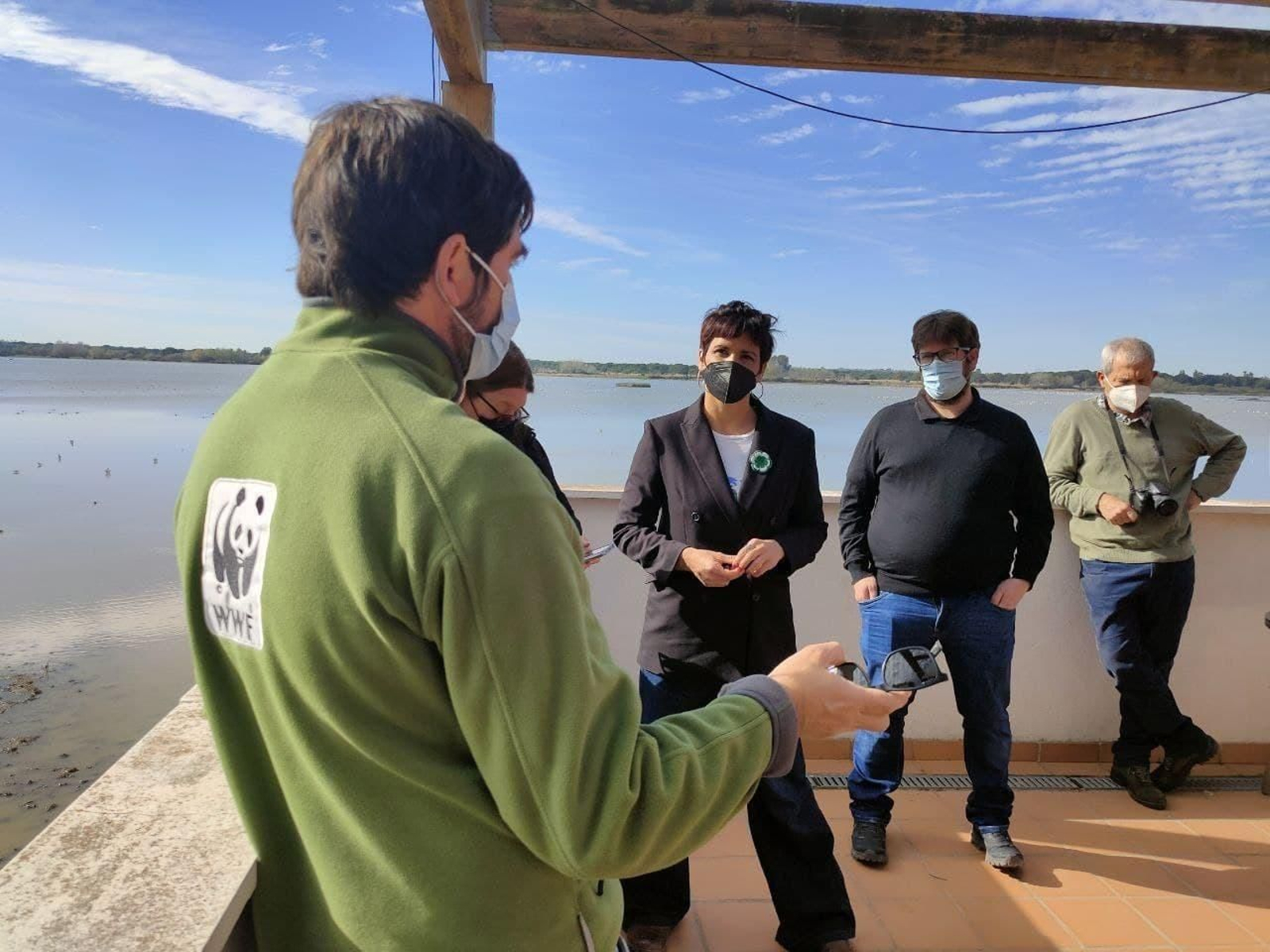 Teresa Rodríguez durante su visita a Doñana.