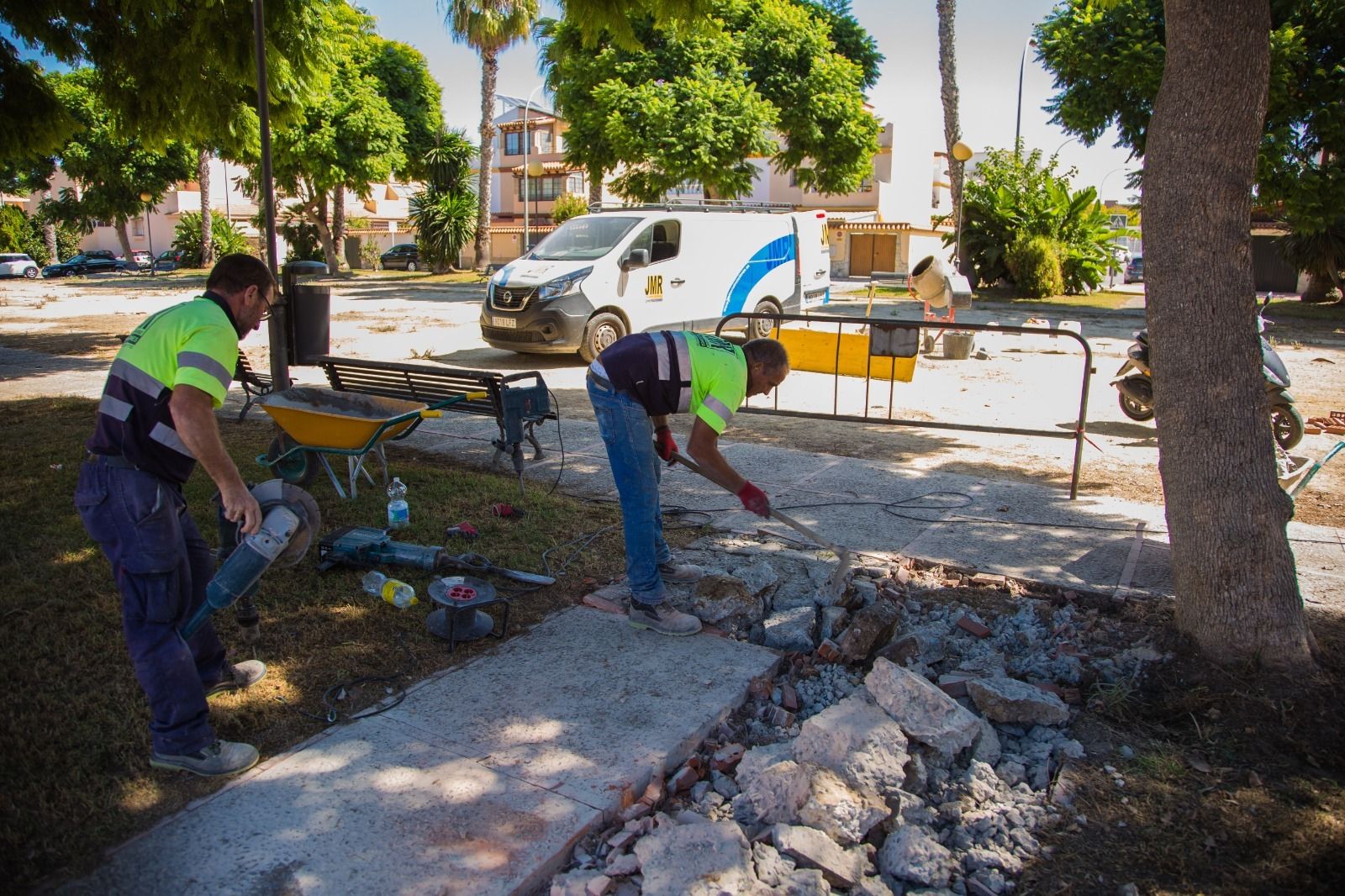 Trabajos del servicio de mantenimiento urbano 24 horas en la Plaza de Hispanoamérica.