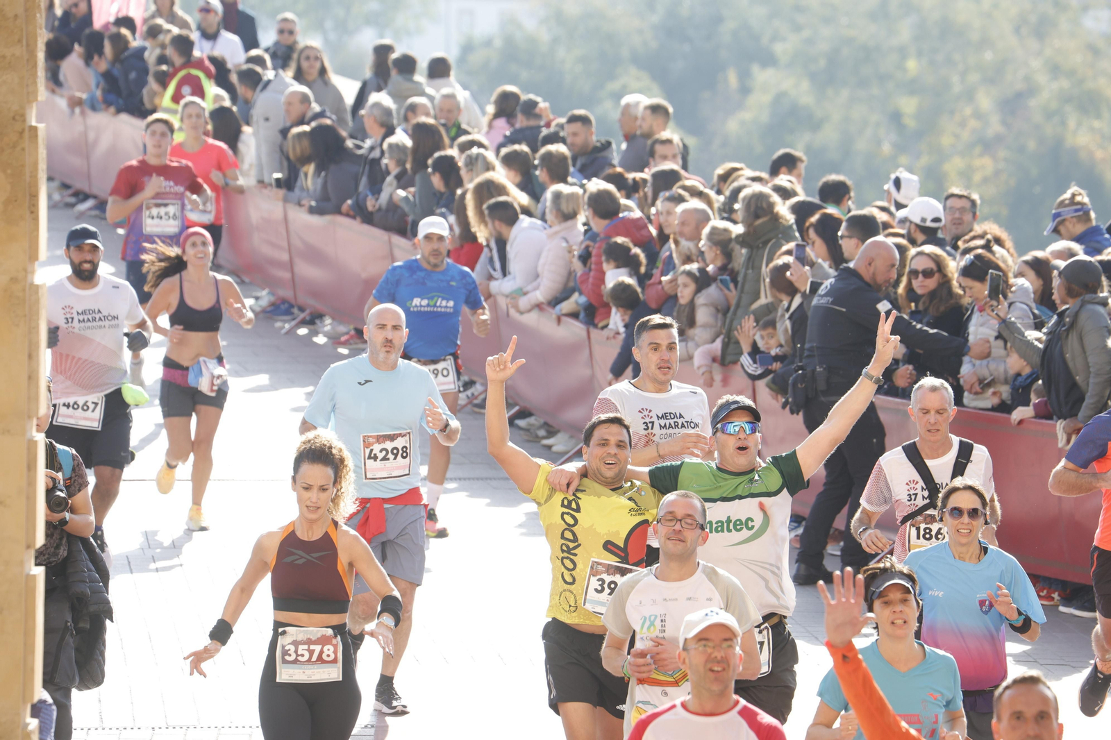 Media Maratón de Córdoba 2023: La gloria de cruzar la Puerta del Puente, en imágenes