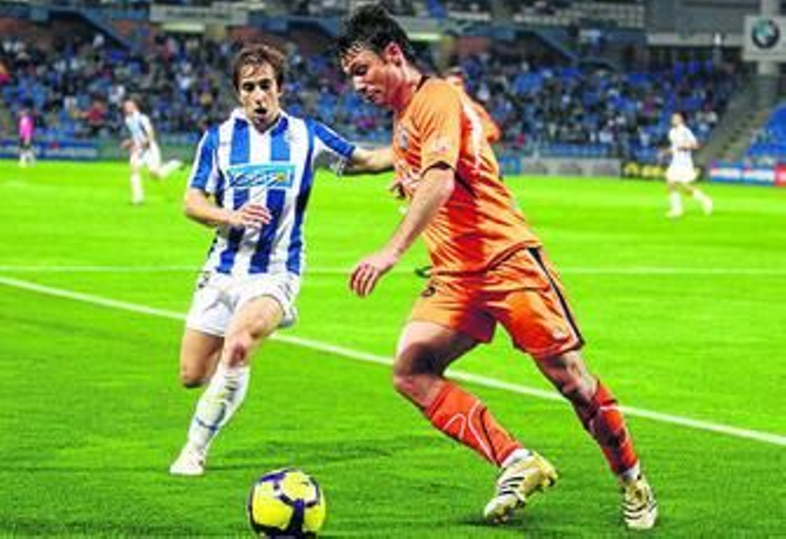 Salva Sevilla trata de progresar en un encuentro disputado la pasada temporada ante el Recreativo de Huelva.