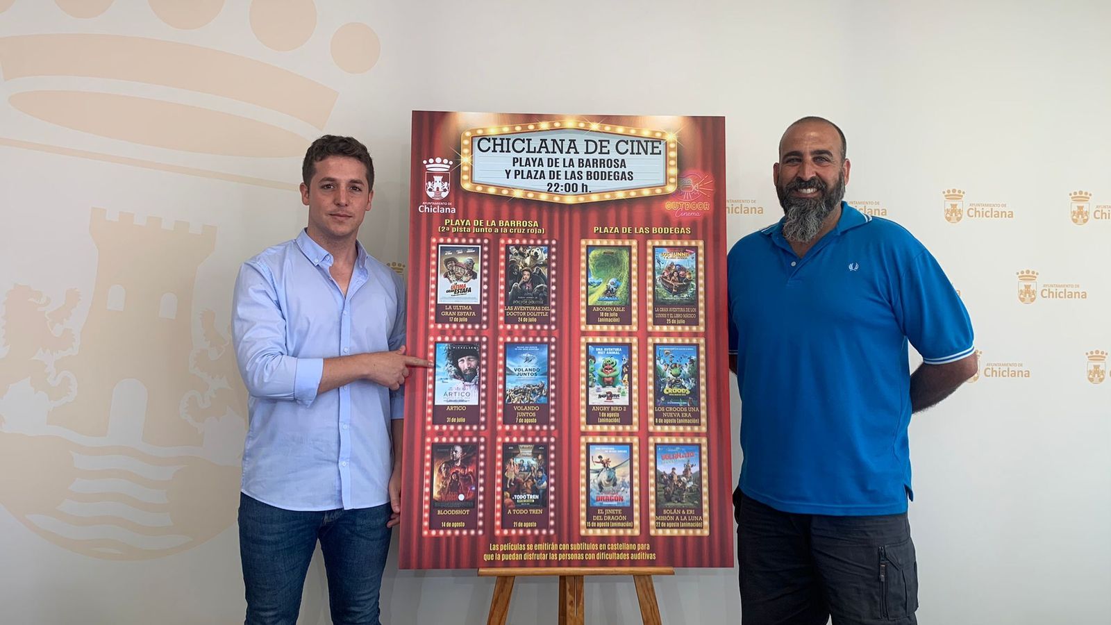 El delegado municipal de Juventud, José Alberto Cruz, y el representante de La Fábrica, Miguel Ángel Romero, presentan el cartel del cine de verano.