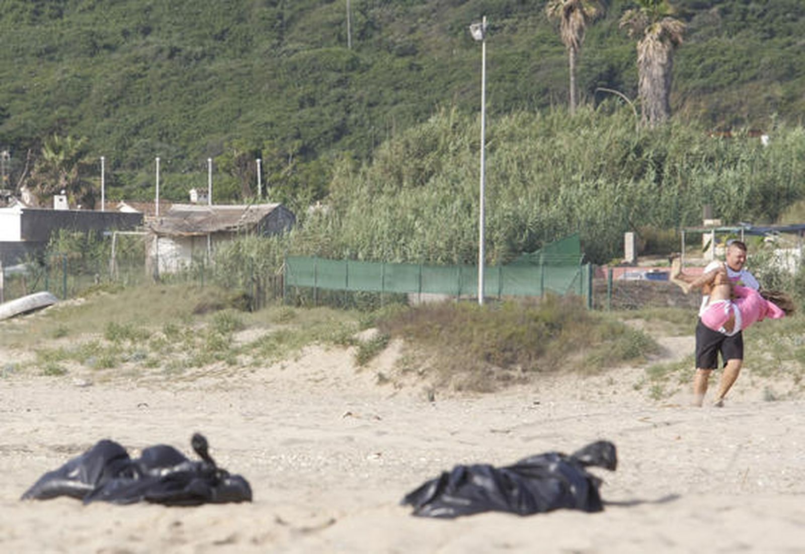 Desplegado el dispostivo de limpieza en la playa de Getares.

Foto: Erasmo Fenoy