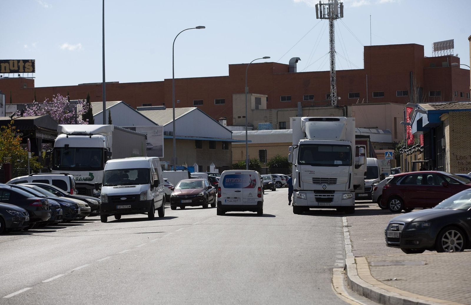 Varios vehículos en una de las calles del polígono industrial Carretera Amarilla.